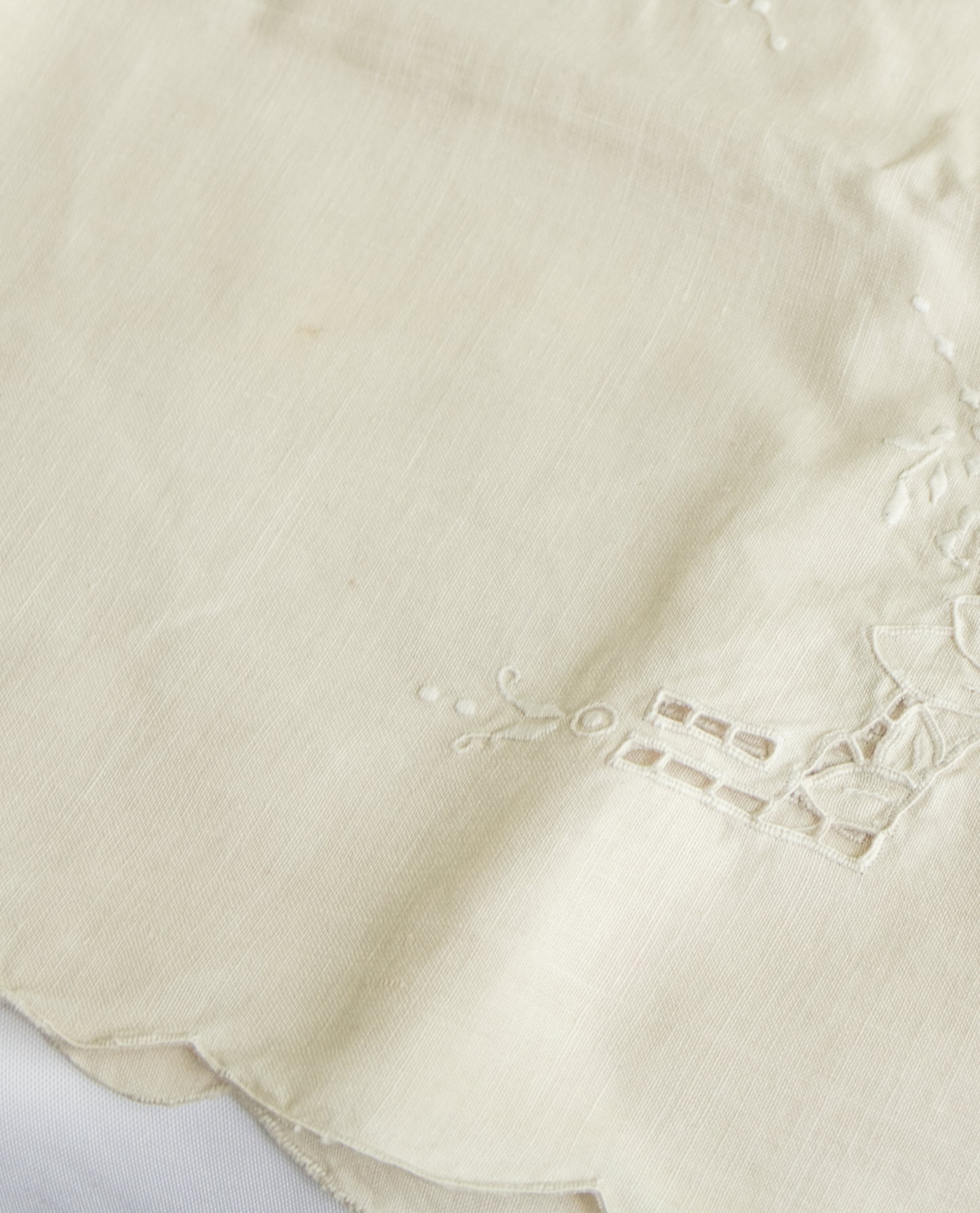 Vintage 32x32" Cutwork & Satin Stitch Table Topper – Machine Embroidery on Fine Linen – 1950s–70s