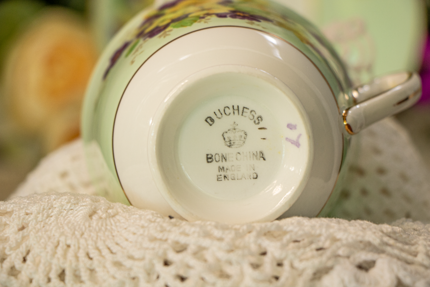 Duchess in Bloom – Vintage Charm Blossoming with Every Sip