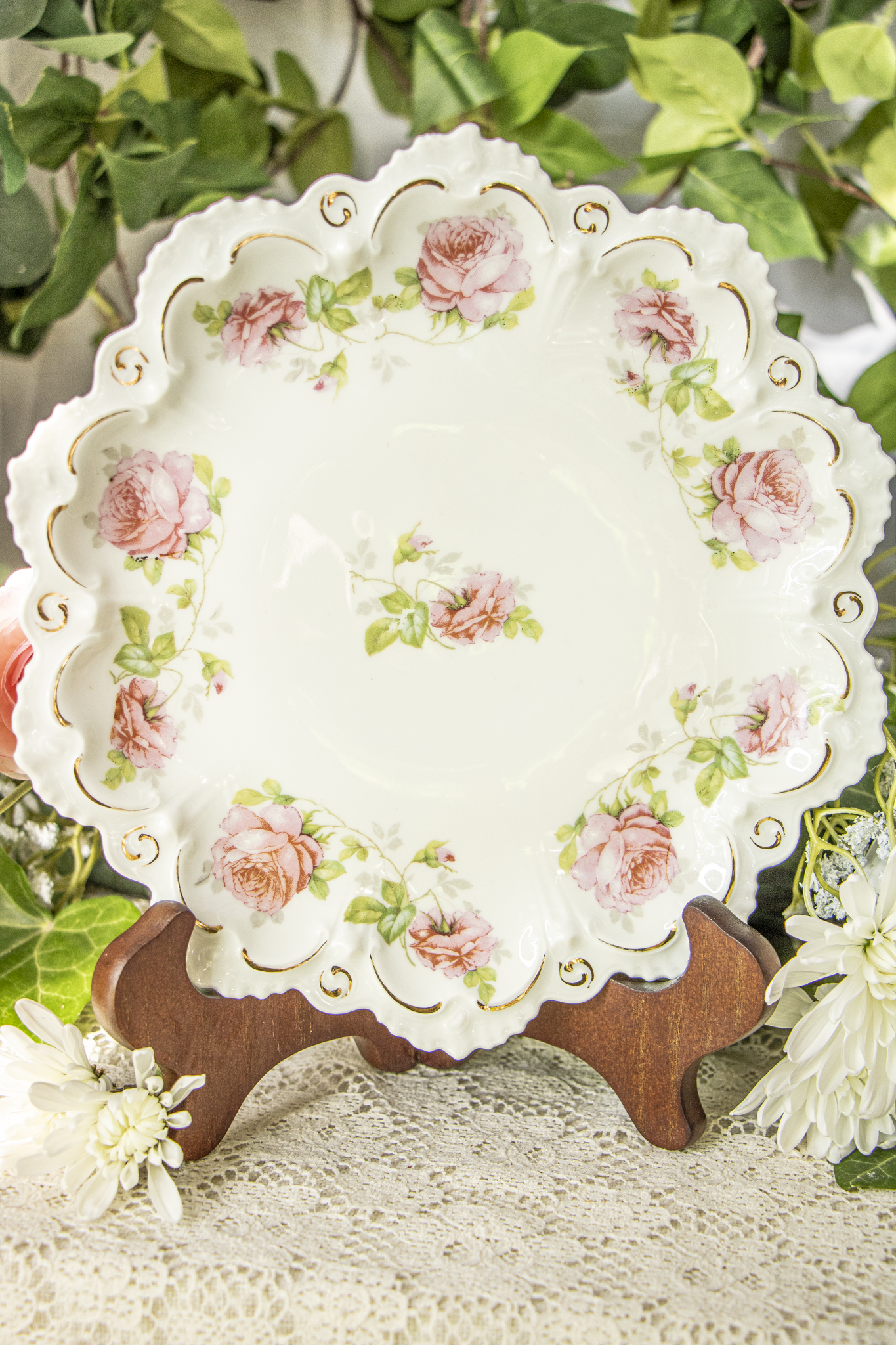 Antique MZ Austria “Bridal Rose” Porcelain Plate – c. 1884–1909 – Hand-Painted Roses, Gilt Trim – Excellent Condition
