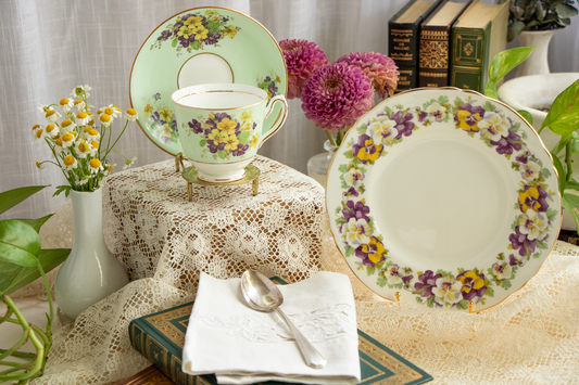 Duchess in Bloom – Vintage Charm Blossoming with Every Sip