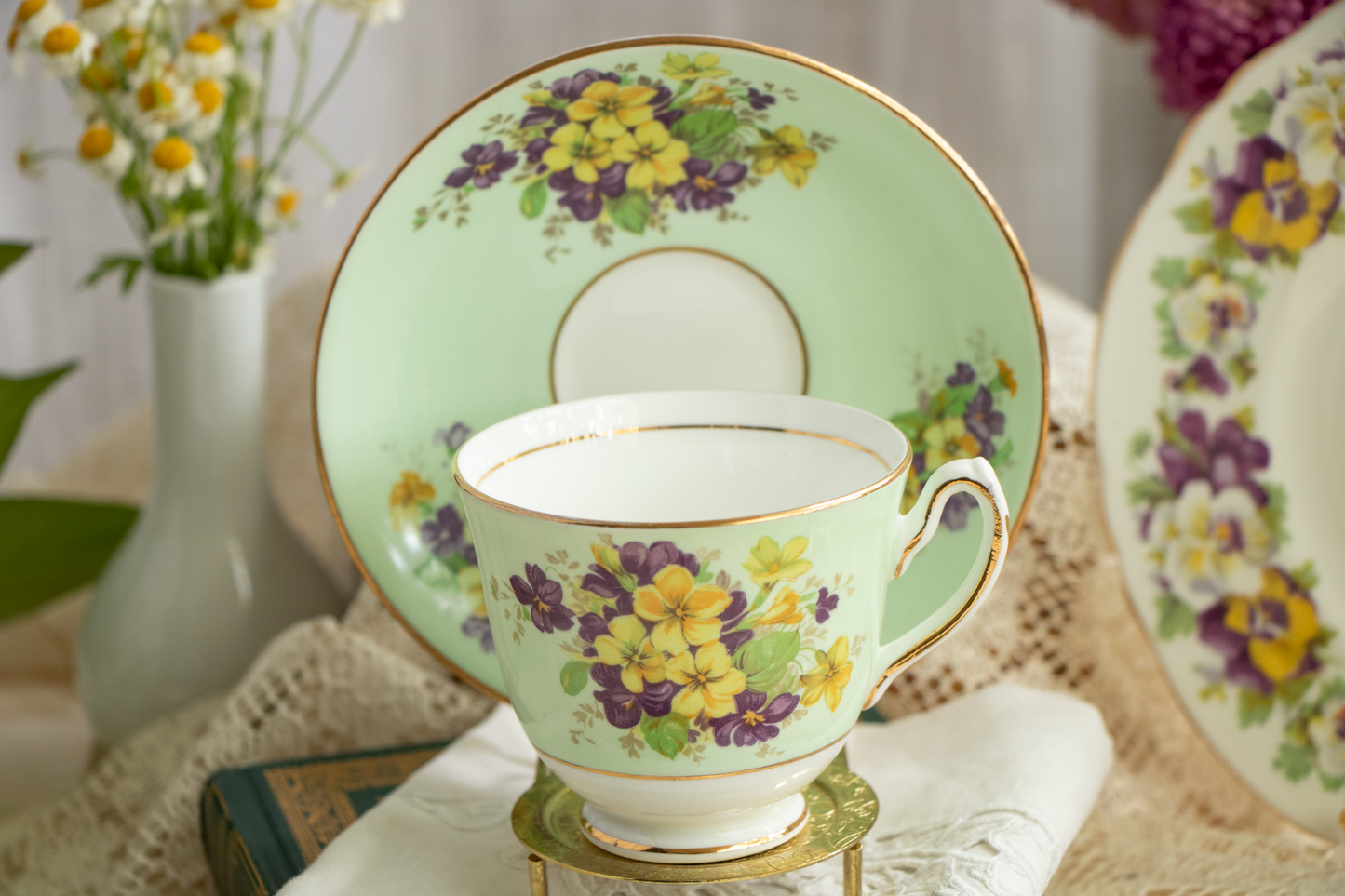 Duchess in Bloom – Vintage Charm Blossoming with Every Sip