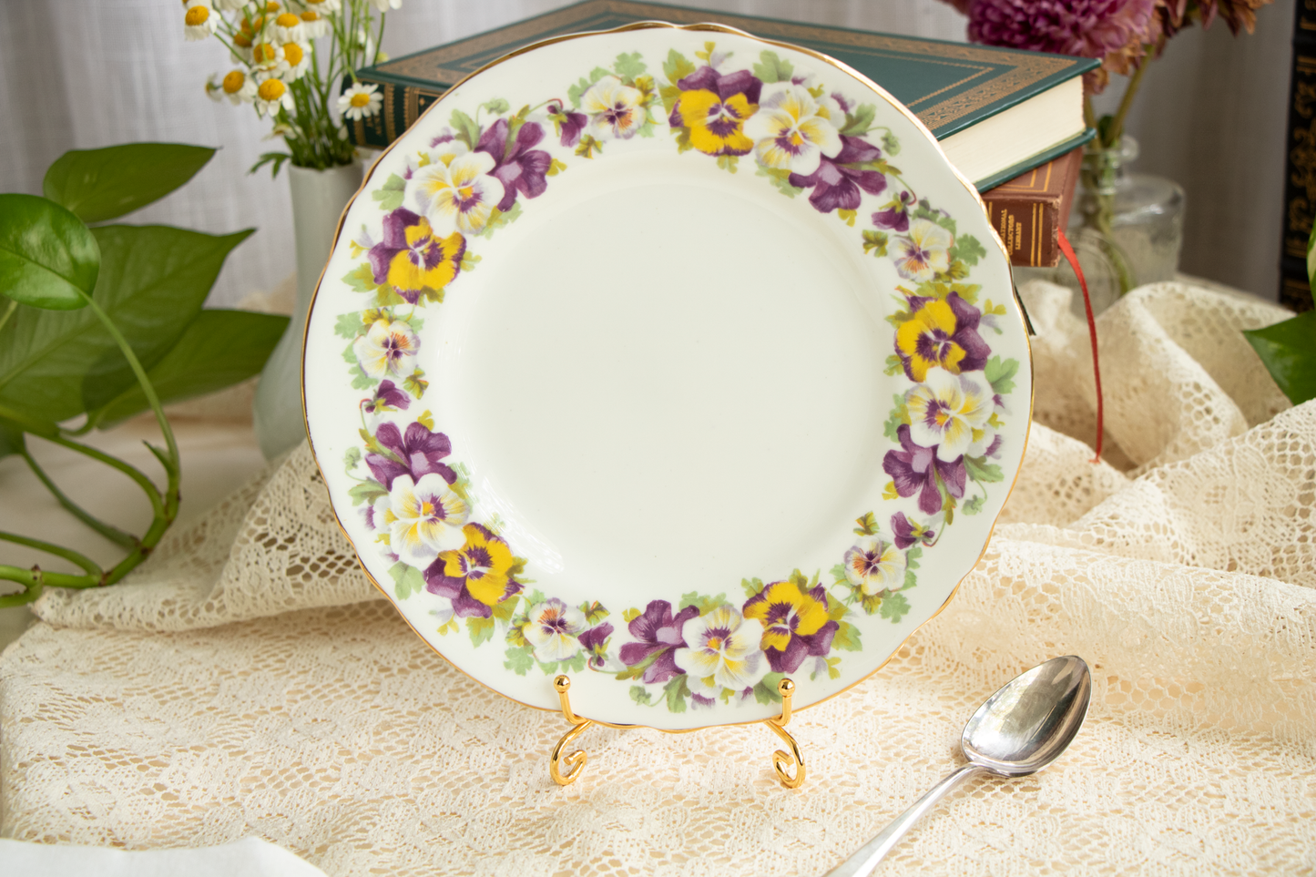 Duchess in Bloom – Vintage Charm Blossoming with Every Sip