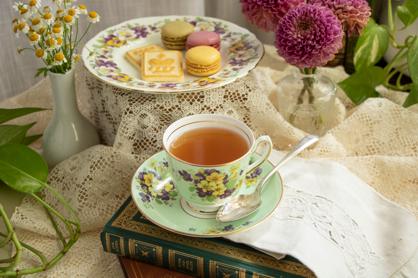 Duchess in Bloom – Vintage Charm Blossoming with Every Sip