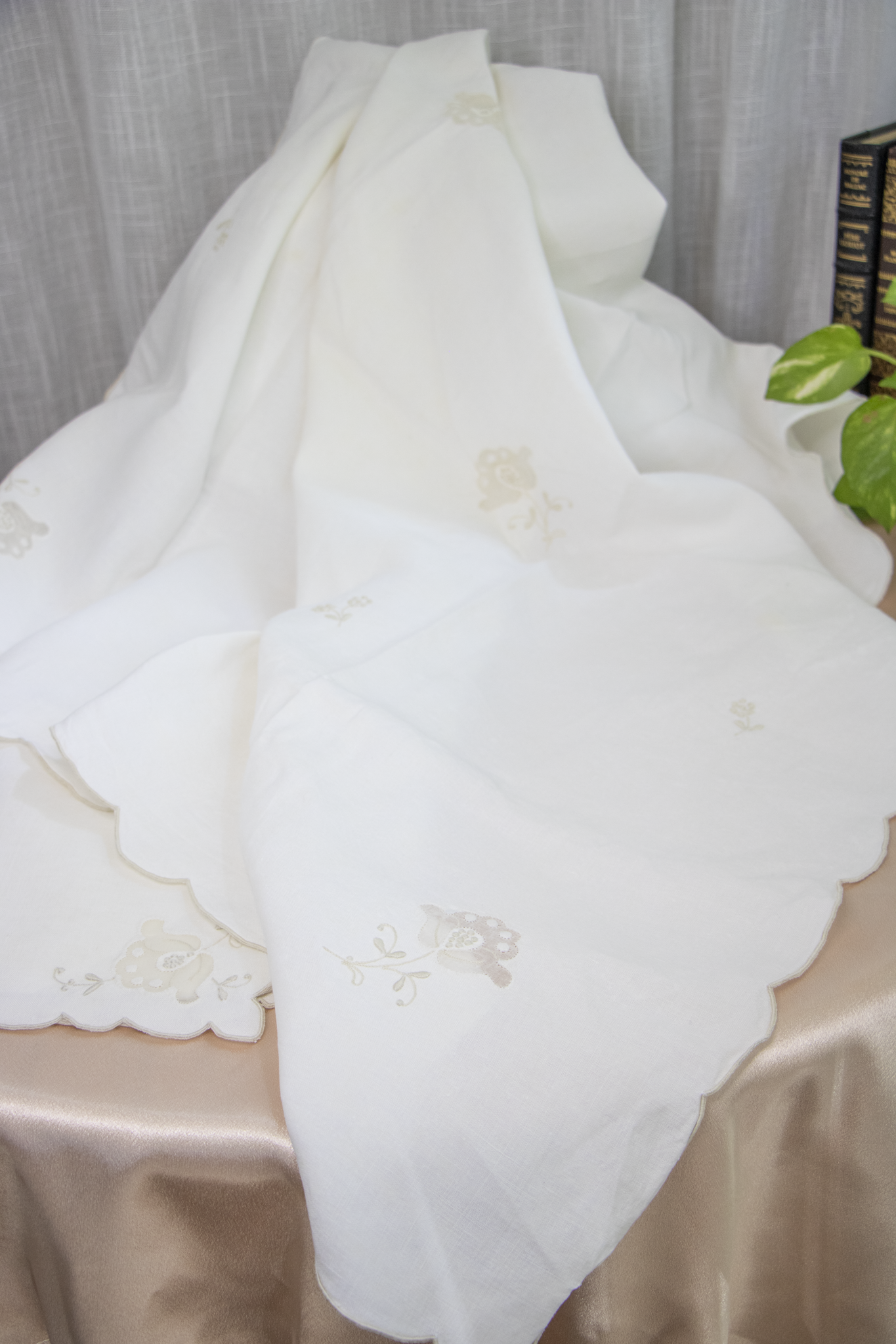 Ivory Linen Tablecloth & Napkin Set – Light Beige Floral Embroidery & Scalloped Edges - 43x43