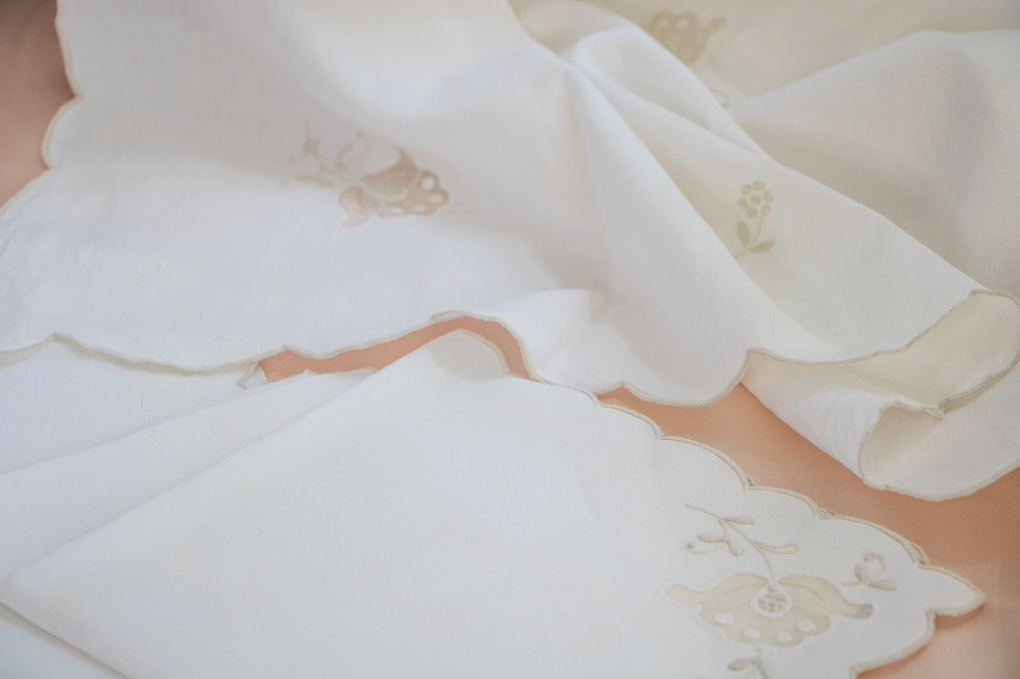 Ivory Linen Tablecloth & Napkin Set – Light Beige Floral Embroidery & Scalloped Edges - 43x43